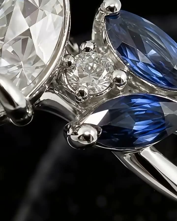 Anillo diseñado a la medida con diamante central y zafiros naturales